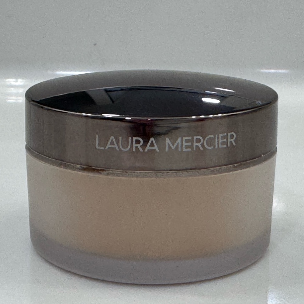Laura Mercier loose setting powder in glow